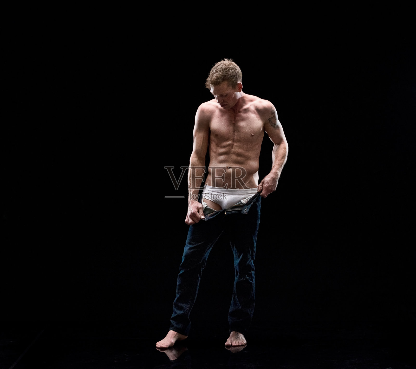 英俊的男人宽衣照片摄影图片