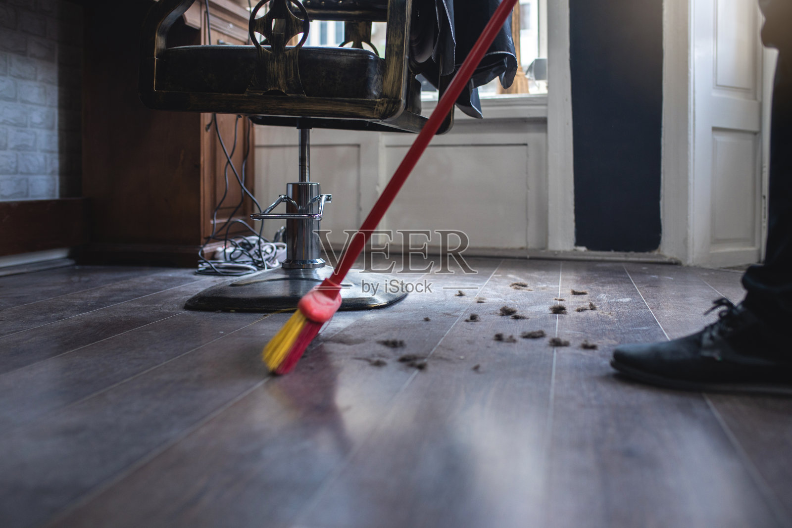 做一名发型师并不容易照片摄影图片