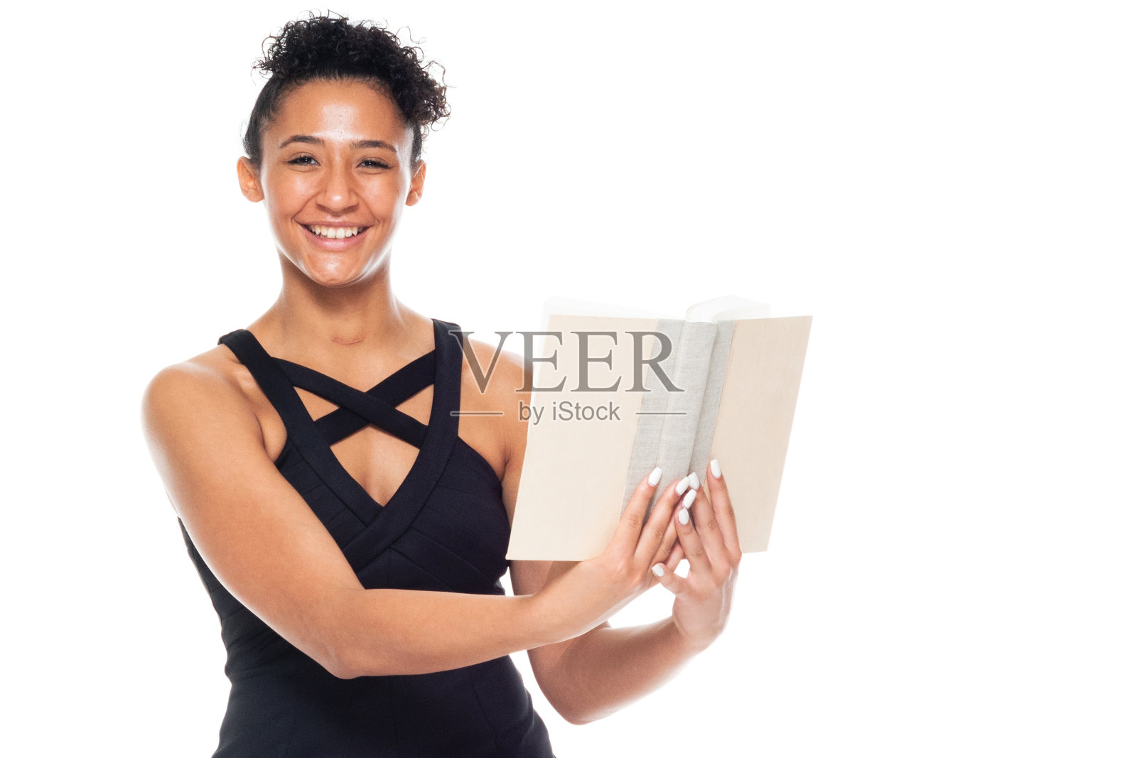 迷人的黑人女性与卷发穿着黑色的连衣裙-持有的书照片摄影图片