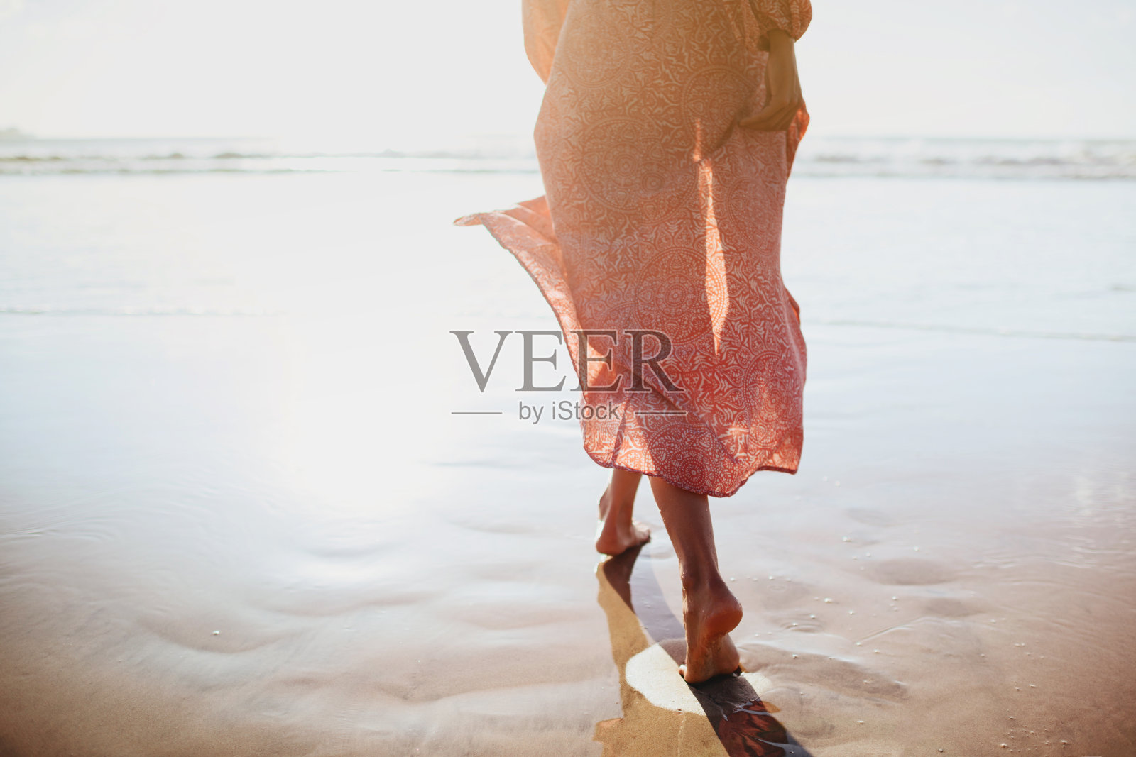 年轻女子在海边的小路上跑步。照片摄影图片