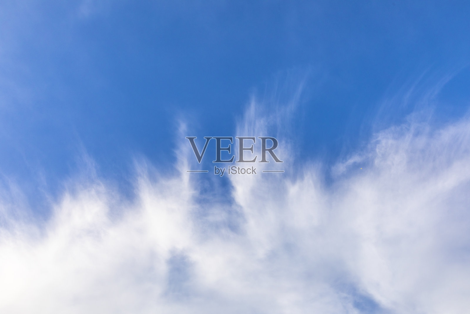 美丽的软云在傍晚与蓝天照片摄影图片