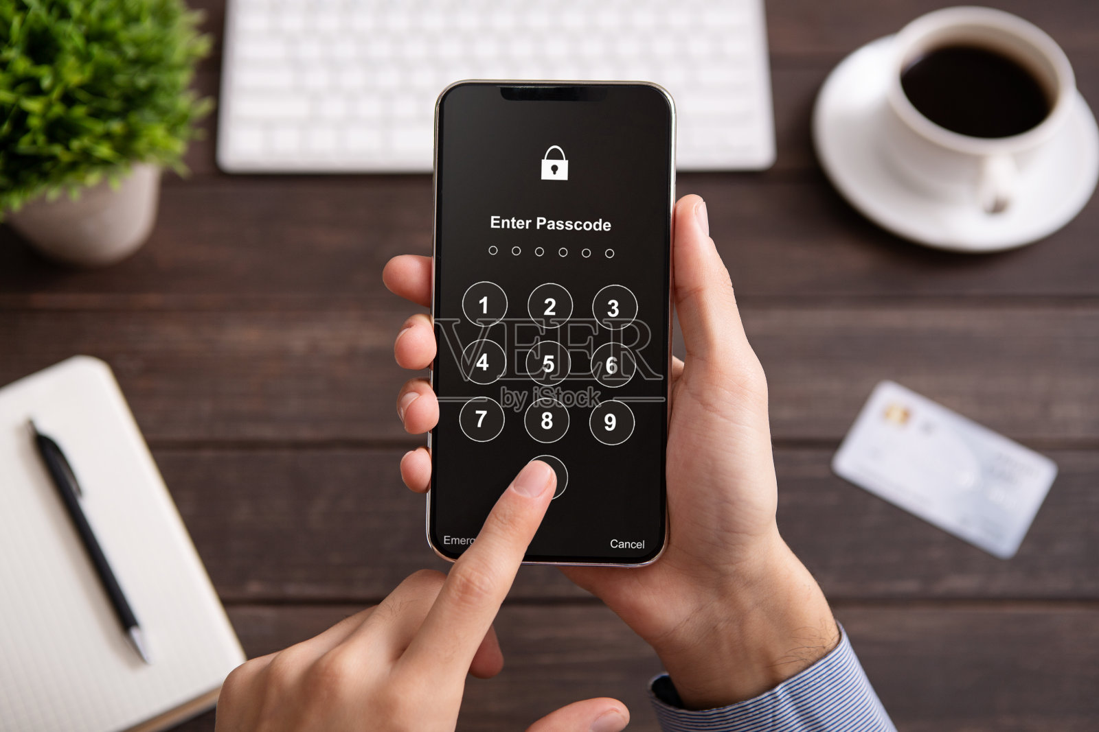 男子持有现代手机与登录表单照片摄影图片