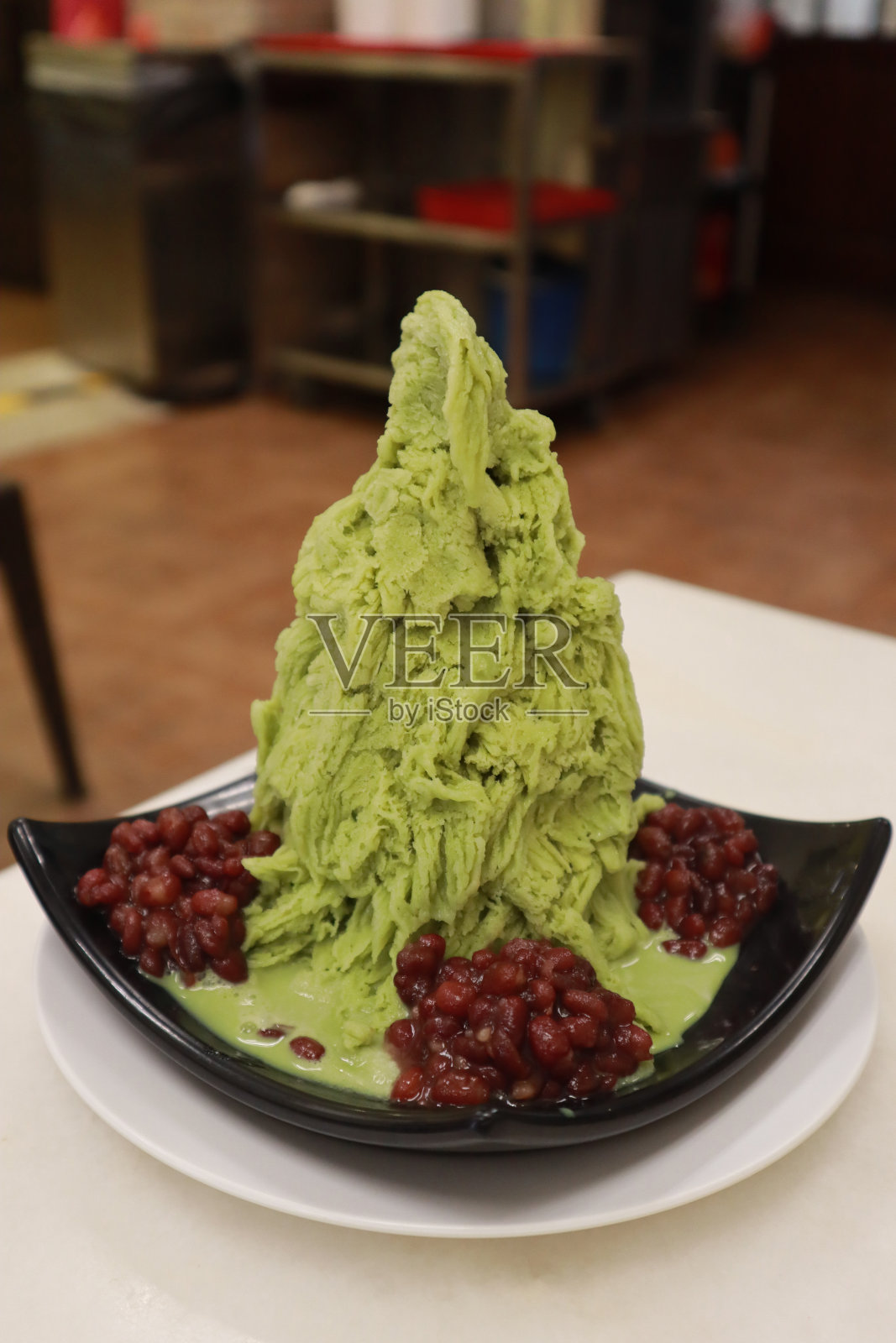 甜绿茶雪冰配红豆，新加坡著名甜点。照片摄影图片