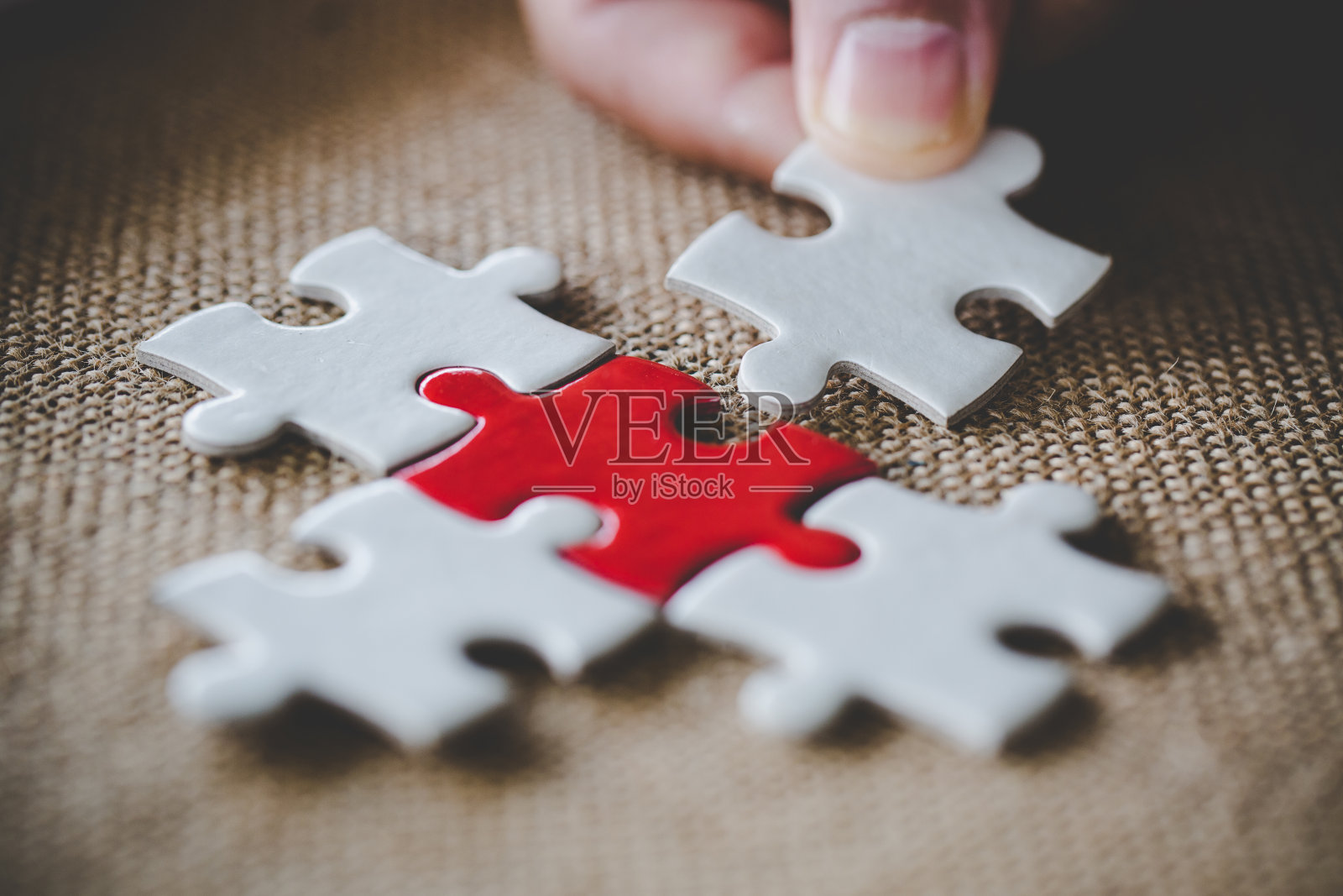 手把拼图的最后一块来完成任务，商业解决方案，成功和战略理念照片摄影图片