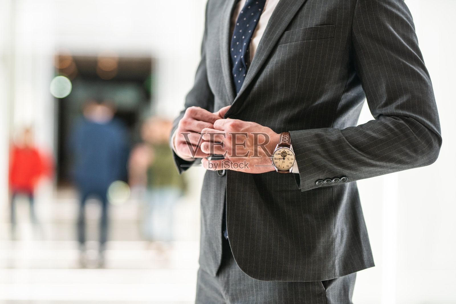 穿着西装，戴着手表，面目全非照片摄影图片