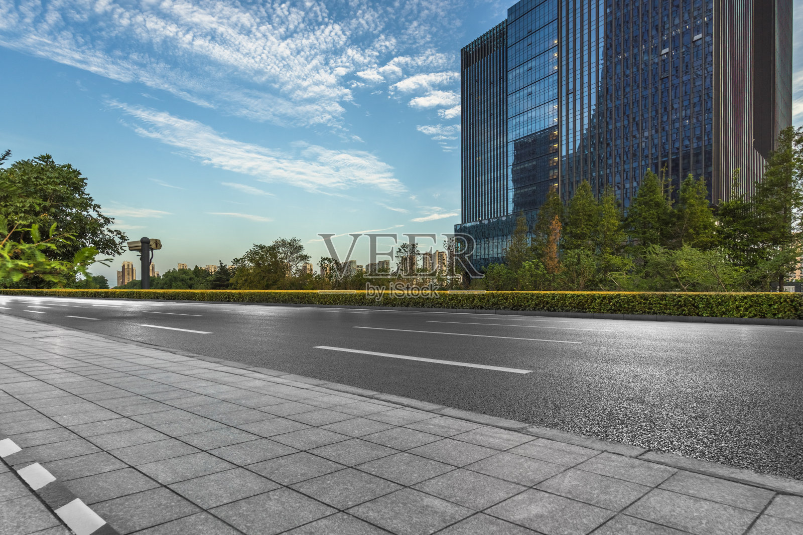 蓝天下空荡荡的城市道路和现代化的建筑照片摄影图片