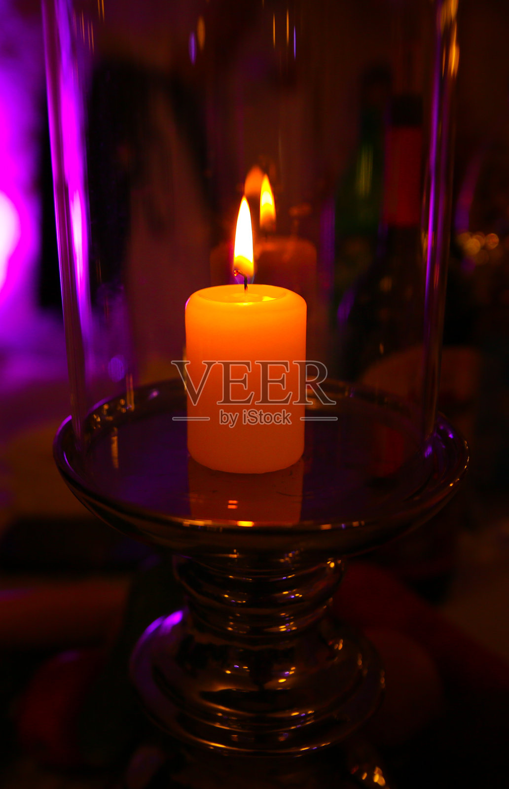 婚礼上时髦的糖果棒。棉花糖的球。甜蛋糕和松饼糖果。照片摄影图片