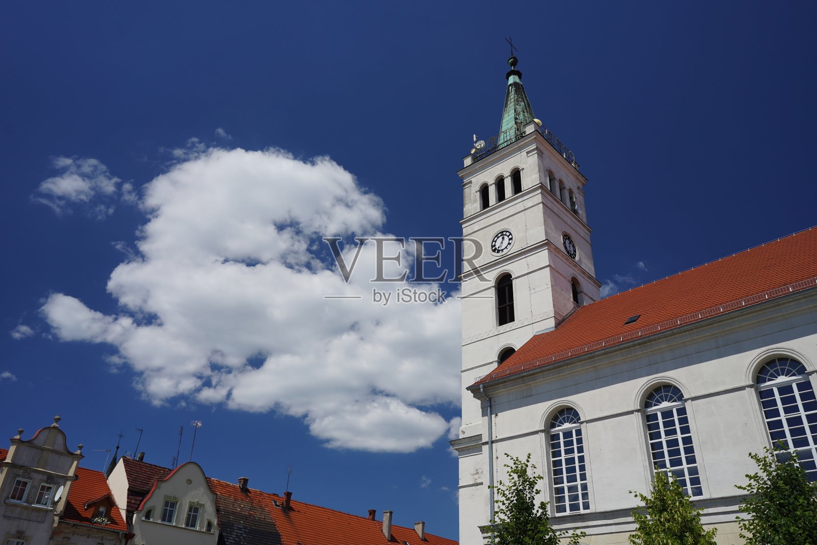 属于圣米迦勒教区的白人罗马天主教堂，位于Sława。这座寺庙建于1834 - 1836年，作为一个福音派教堂，致力于圣三位一体。照片摄影图片