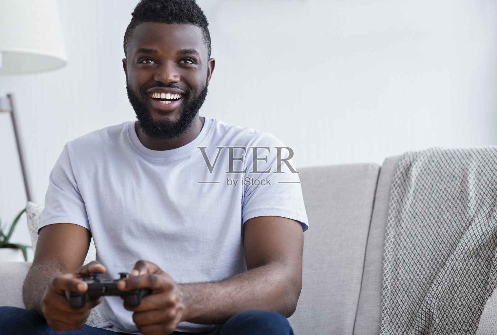 年轻人在家里玩电子游戏照片摄影图片