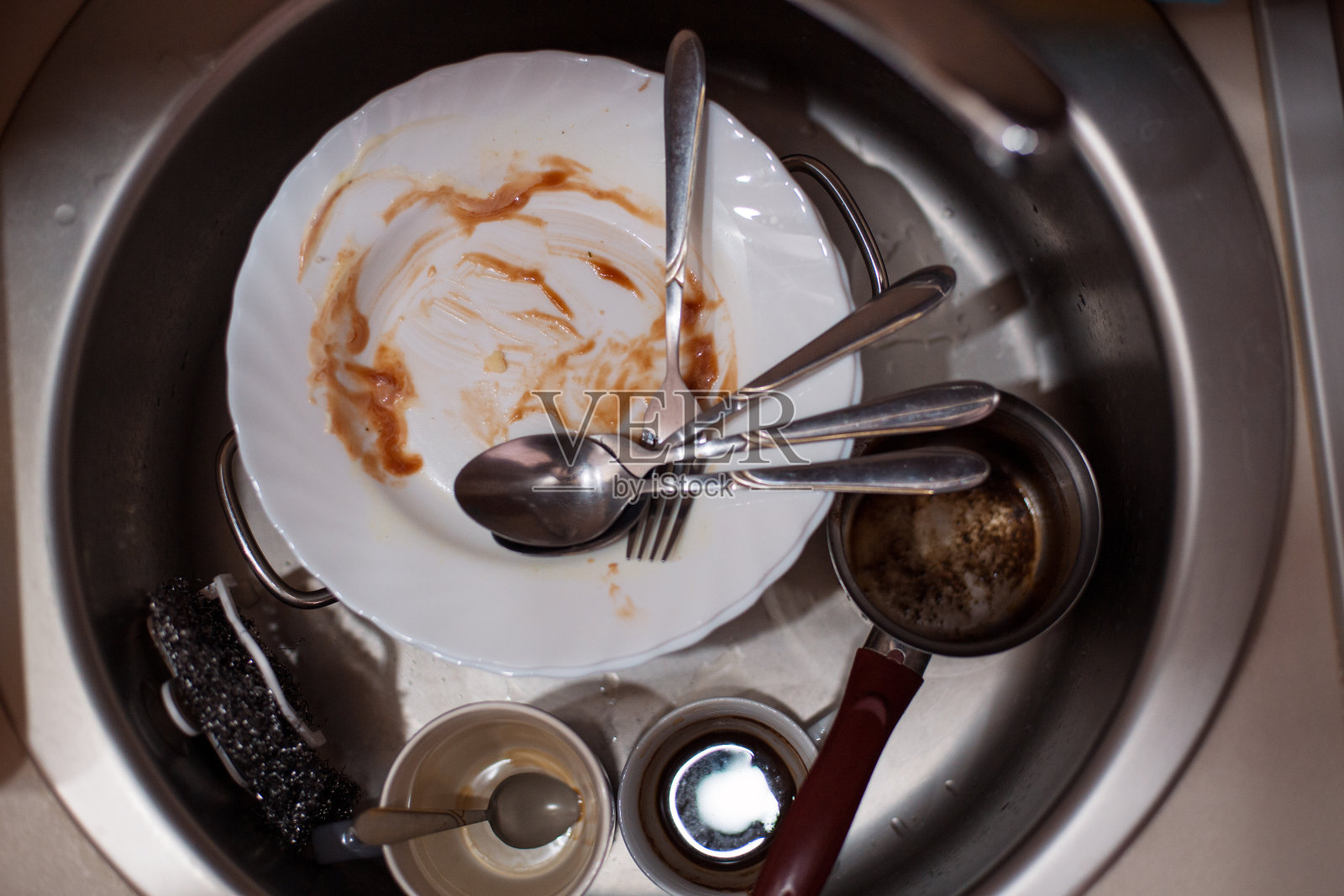 水槽里的脏盘子照片摄影图片