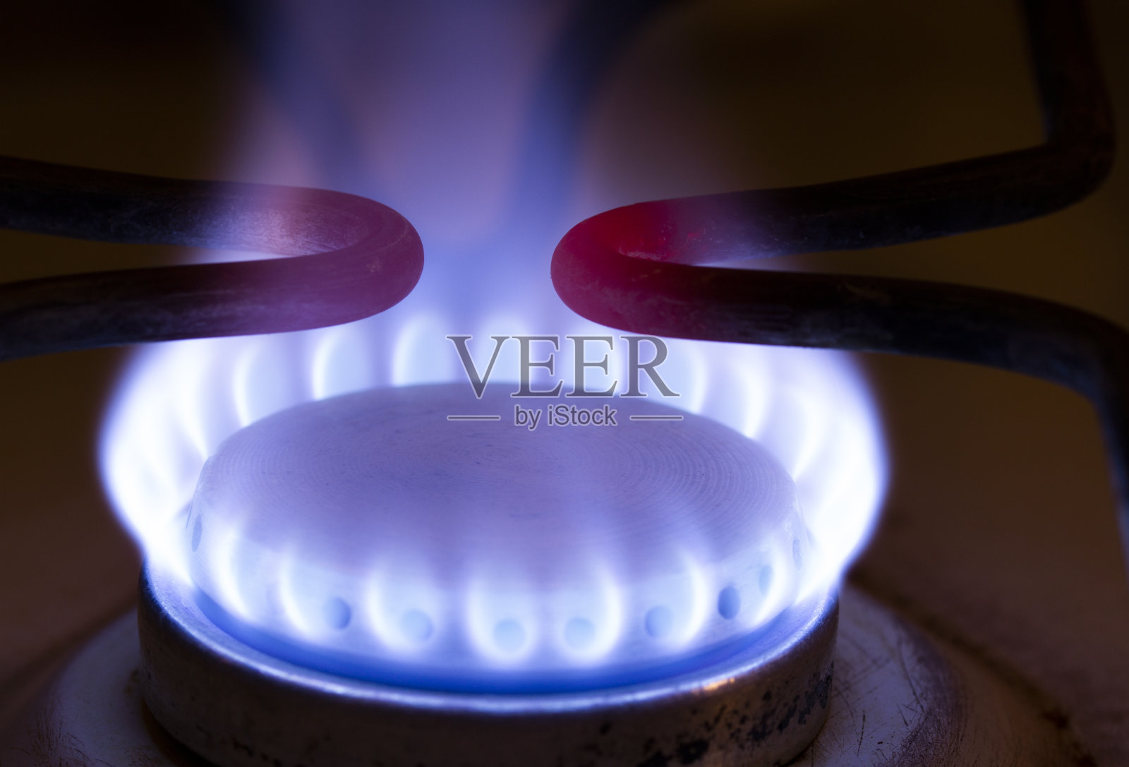 炉子上燃烧着蓝色的煤气。厨房煤气炉冒出的蓝色火焰。复制求法。特写镜头,有选择性的重点。自然资源和节能理念照片摄影图片
