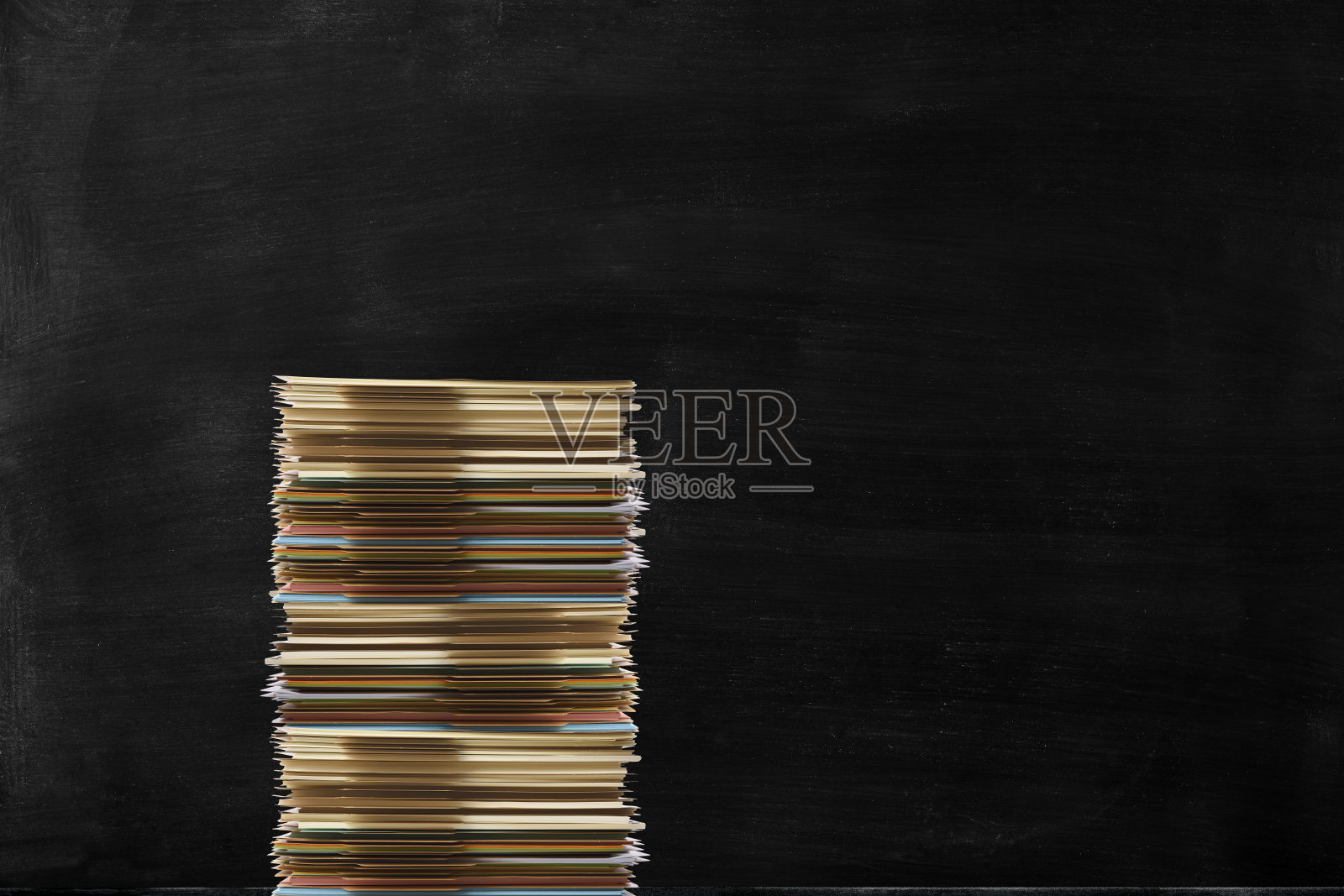 在黑板前堆放文件夹照片摄影图片