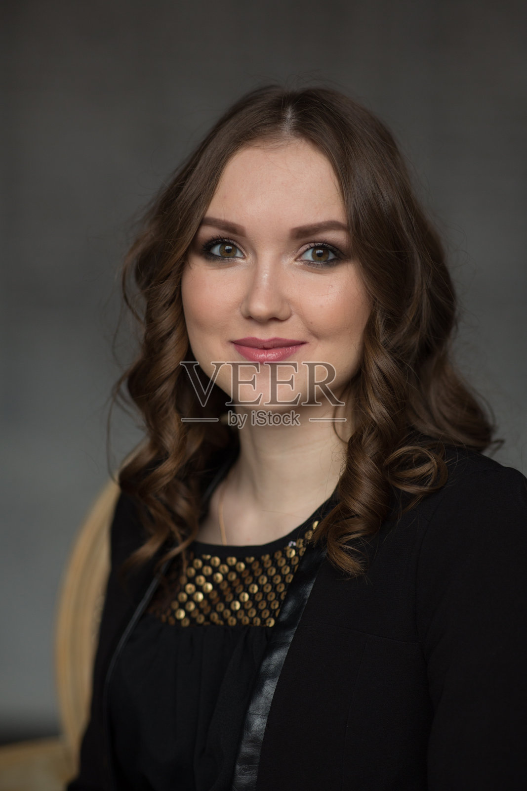 特写有吸引力的年轻女子微笑照片摄影图片