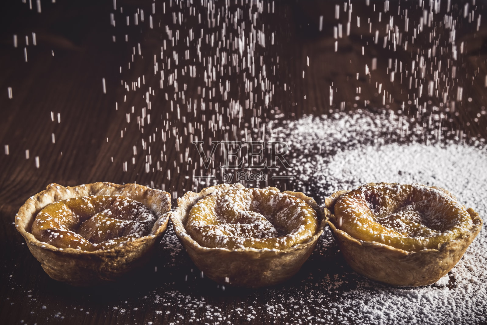 美味的贝伦蛋糕撒上糖霜照片摄影图片