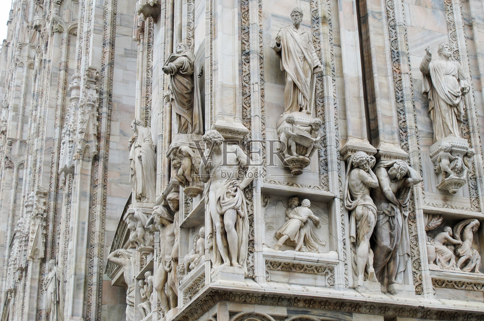 意大利，米兰——2018年11月12日:米兰大教堂(Duomo di Milano)美丽的建筑细节、浅浮雕和雕塑照片摄影图片