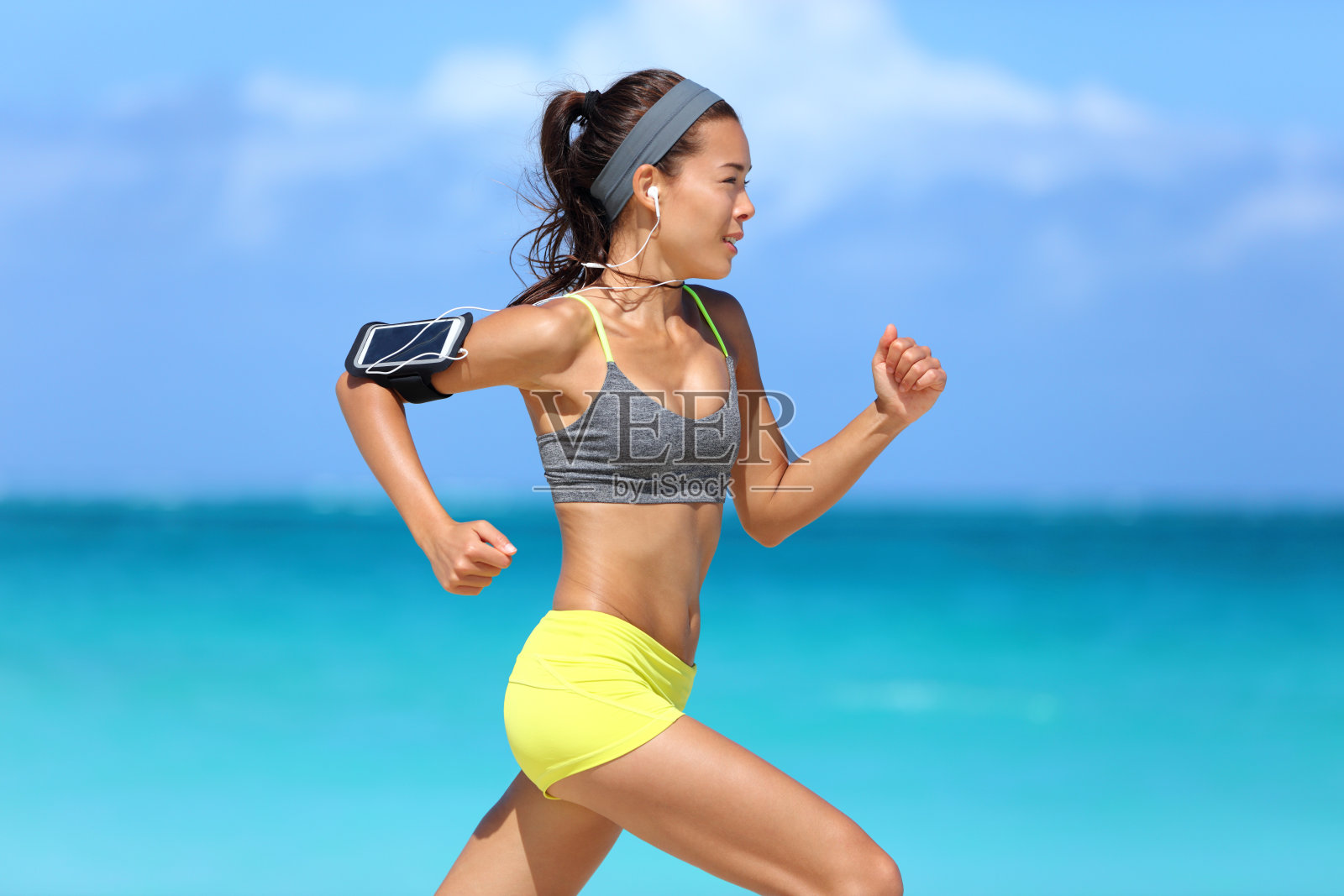 运动员跑步，女人跑步听音乐照片摄影图片