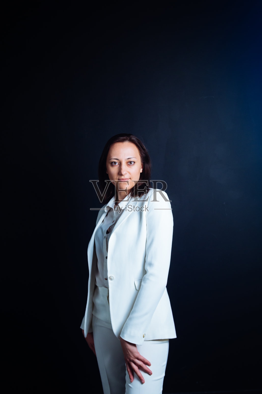 一个穿白色西装的女人的肖像照片摄影图片