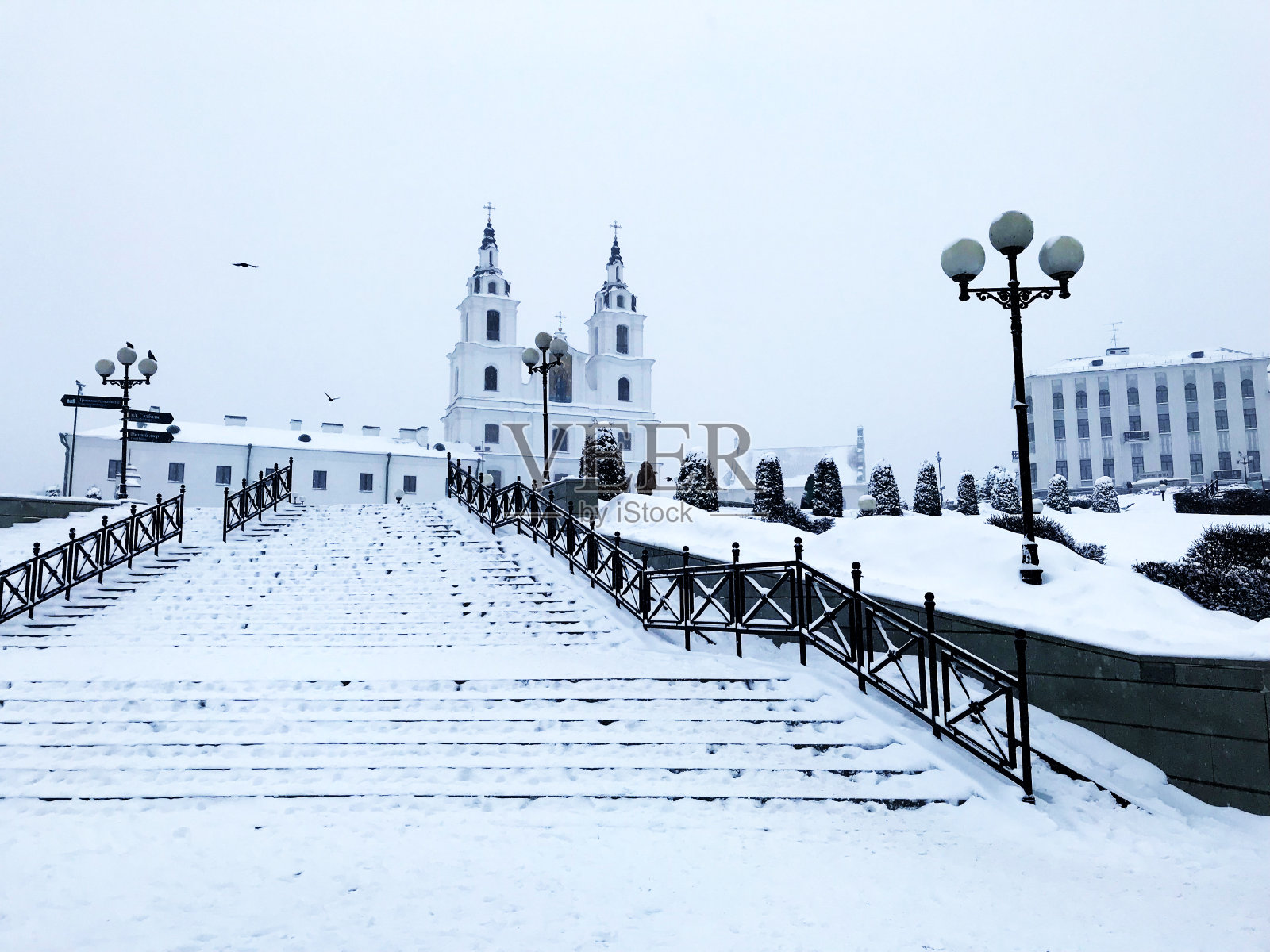明斯克白色东正教大教堂冬天。下雪的城市照片摄影图片