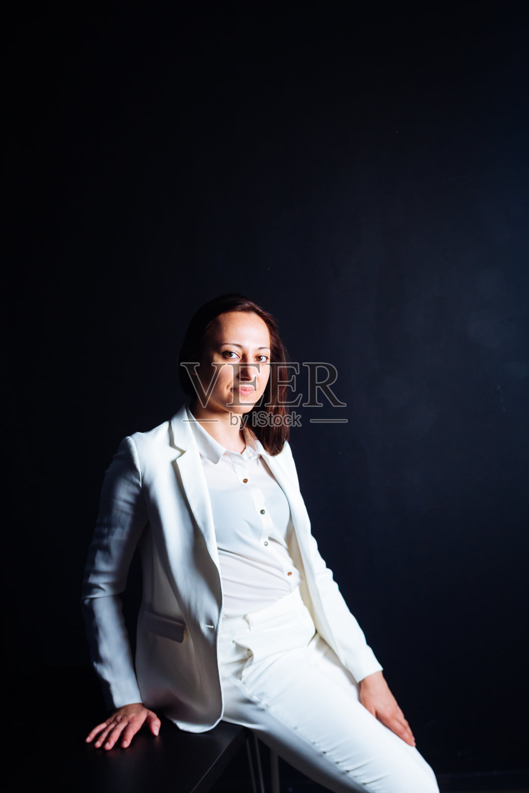 一个穿白色西装的女人的肖像照片摄影图片