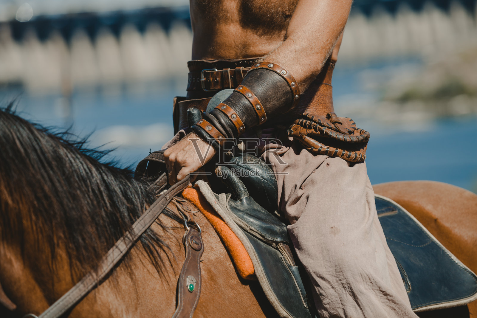 穿着裤子的哥萨克骑在马上照片摄影图片