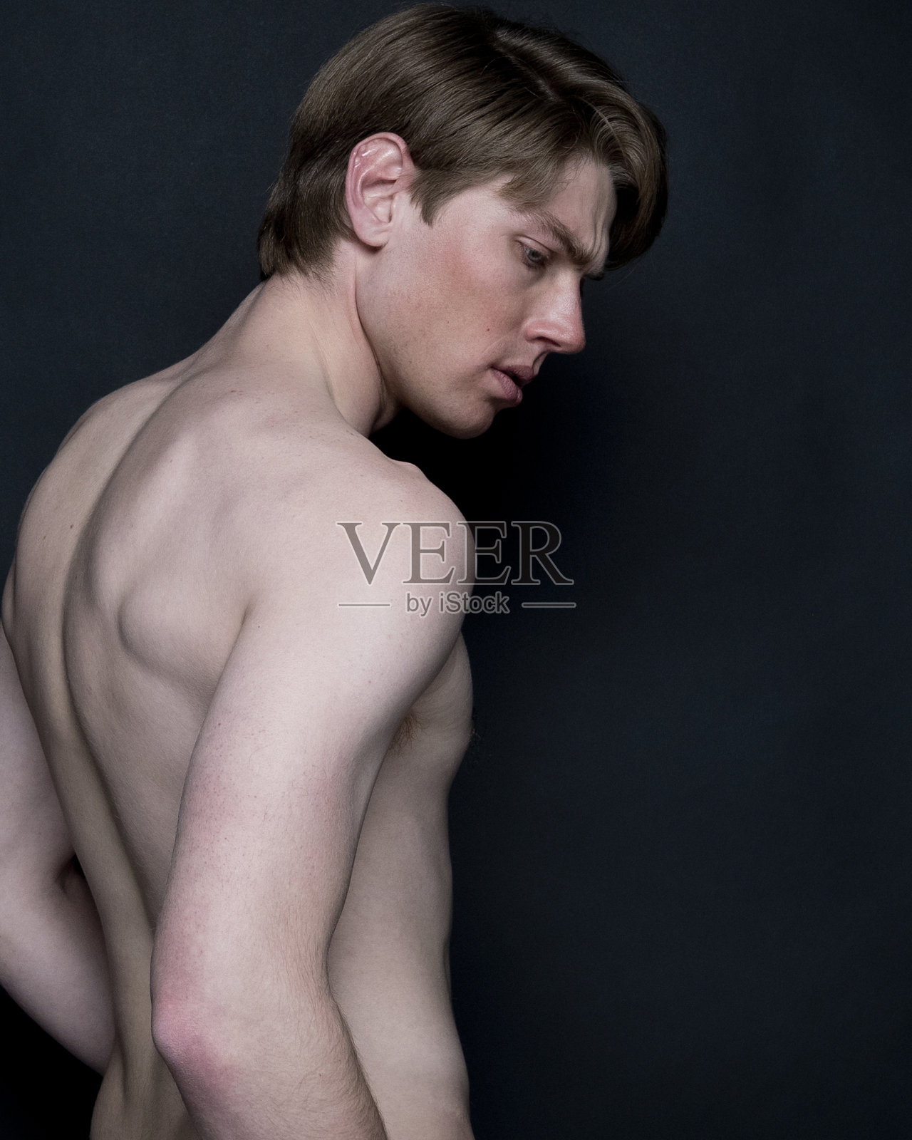 穿着黑色内衣的帅哥照片摄影图片