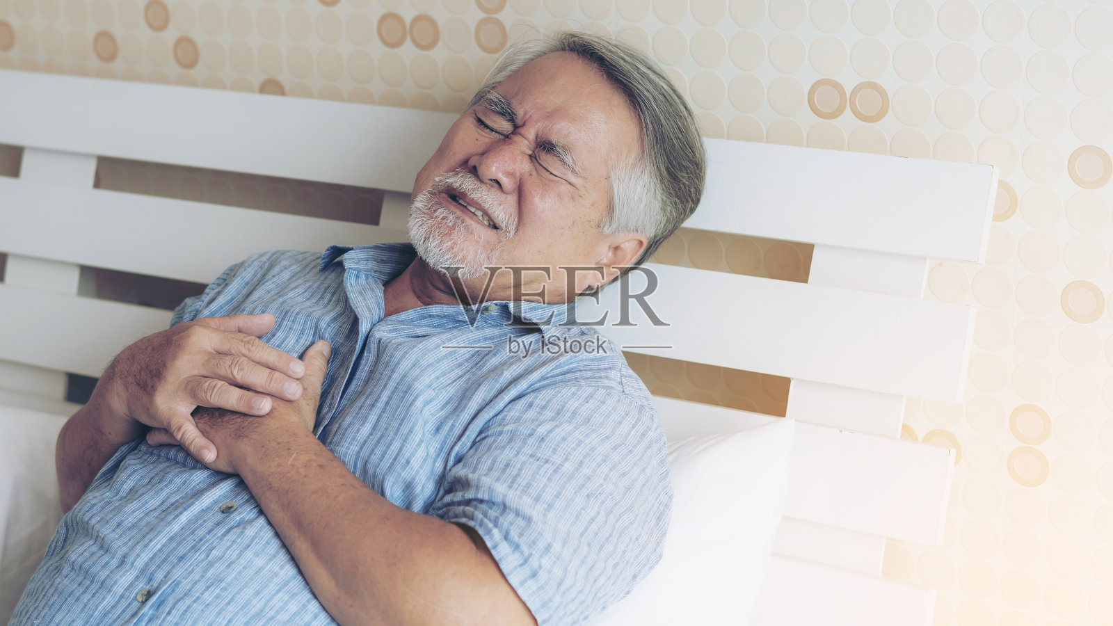 老年亚洲男患严重胸痛心脏病，在家中老年心脏病发作照片摄影图片