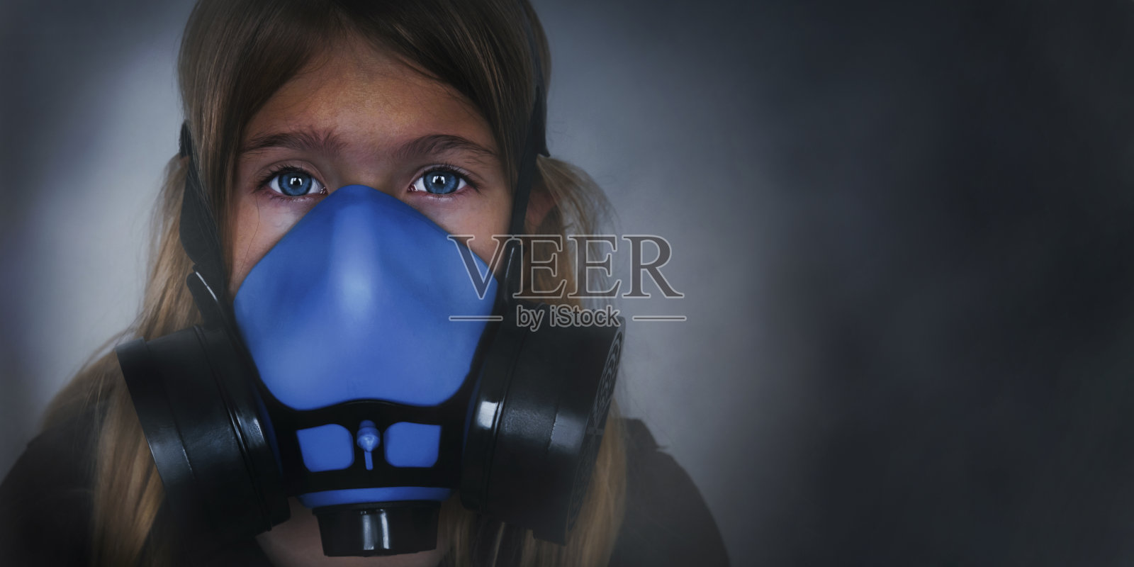 年轻女孩戴着防毒面具，呼吸器肖像照片摄影图片