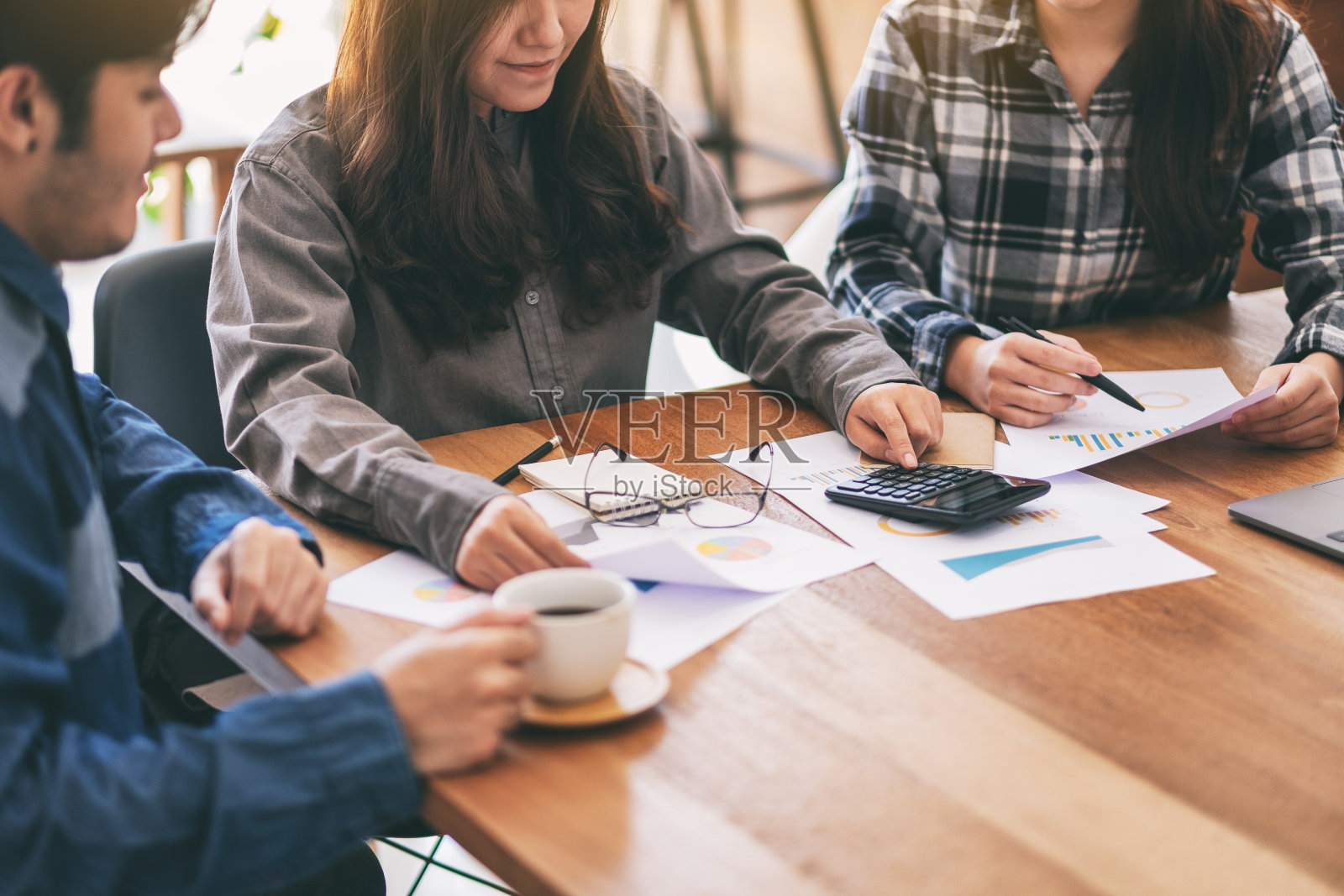 商人在会议中使用计算器照片摄影图片