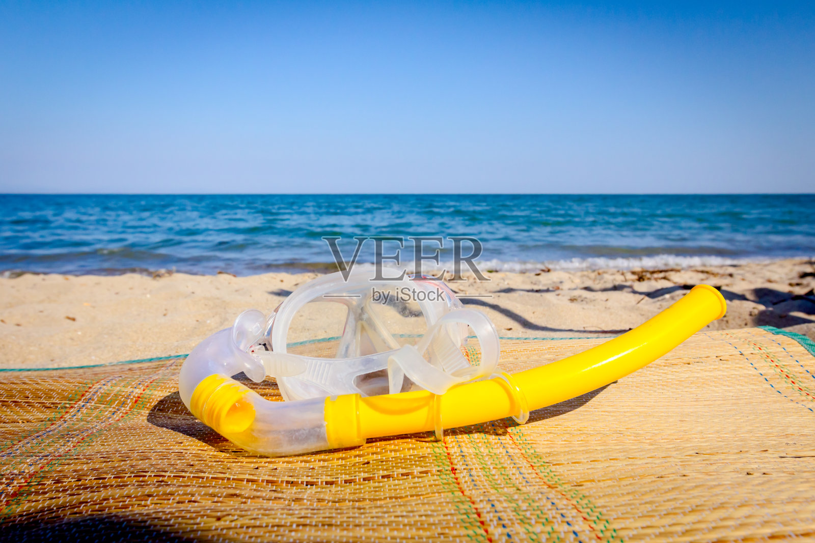 在沙滩上潜水用的通气管和面罩照片摄影图片