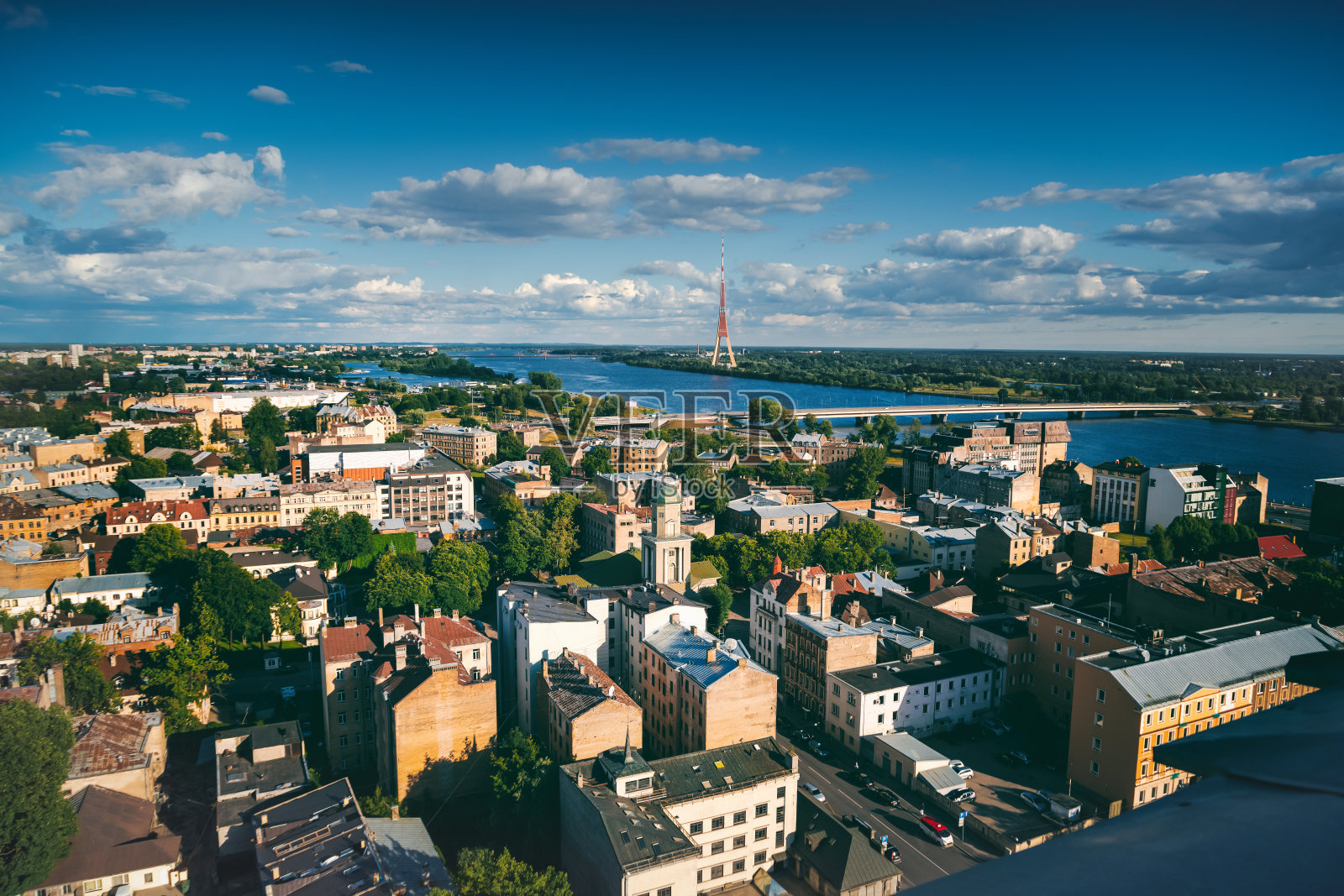 在一个阳光明媚的夏日，从高处俯瞰拉脱维亚的首都里加，照片摄影图片