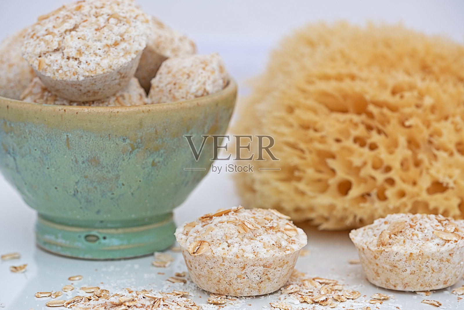 DIY沐浴炸弹燕麦天然沐浴海绵照片摄影图片