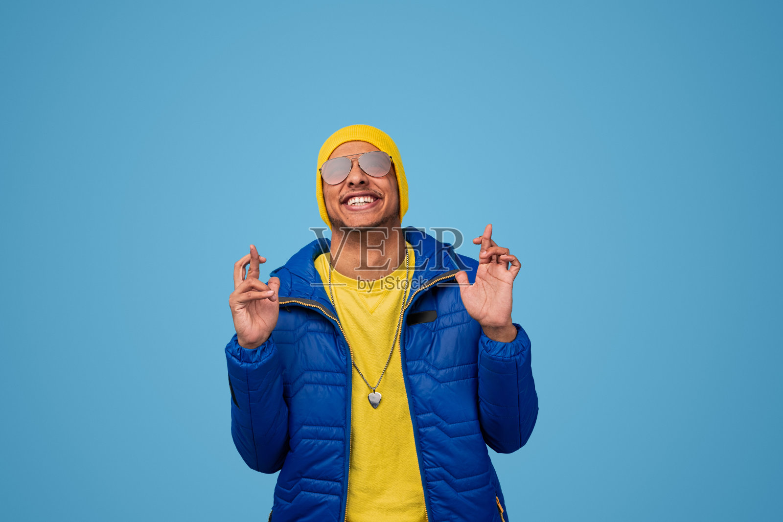 快乐的非洲人，双手合十照片摄影图片