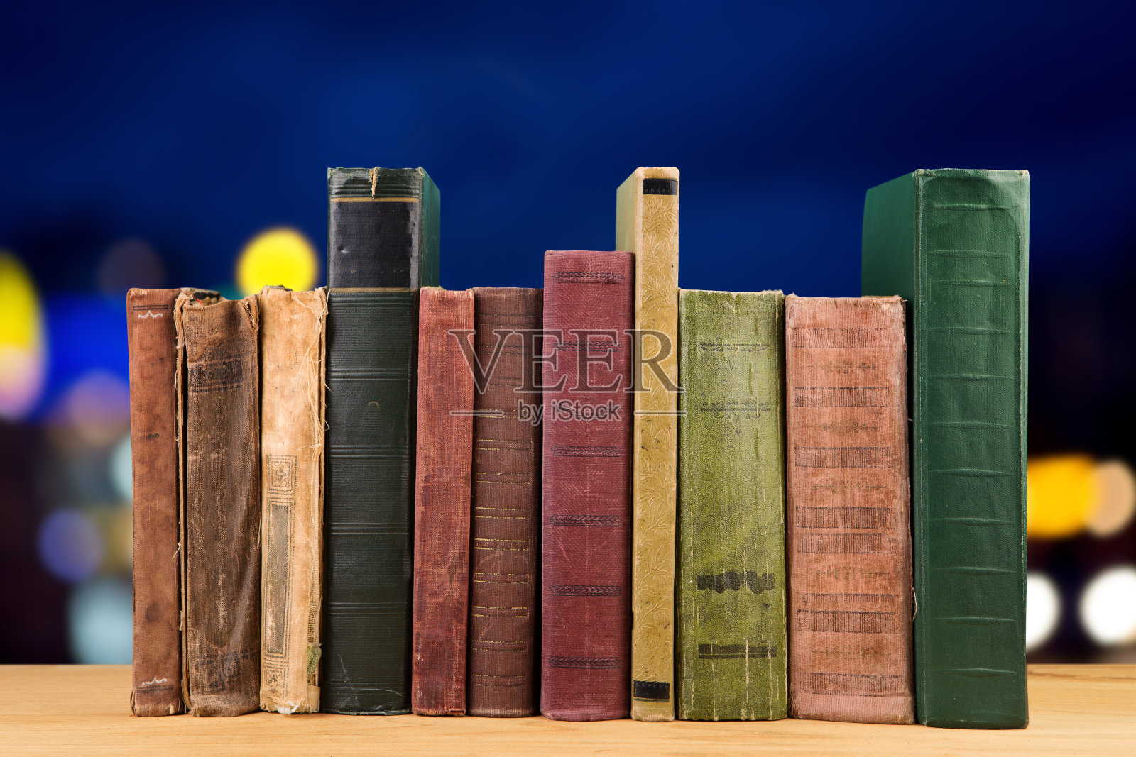 在自然背景上堆积的书籍照片摄影图片