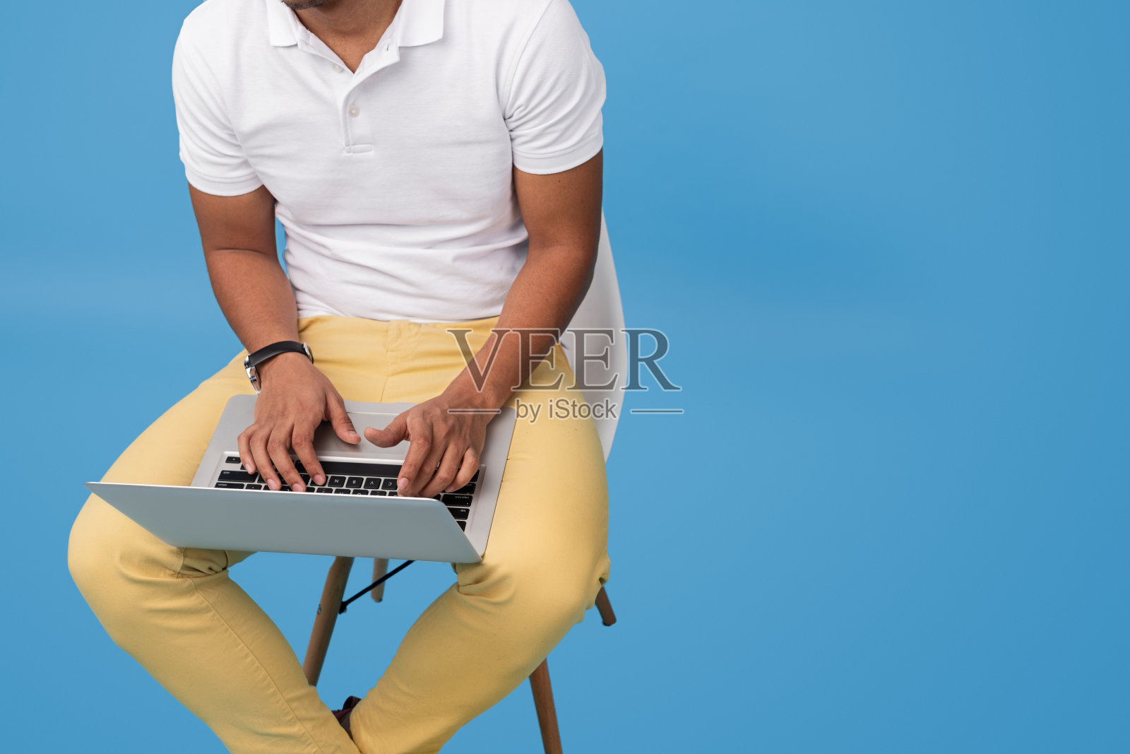 在椅子上使用笔记本电脑的黑人照片摄影图片