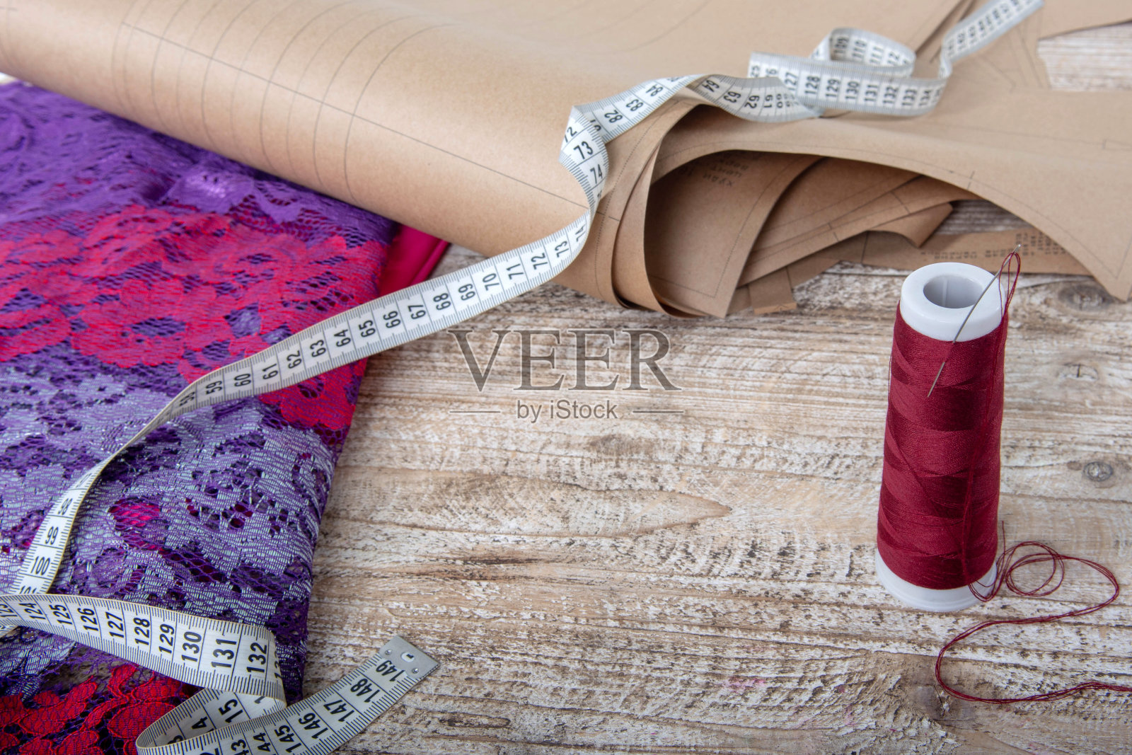 缝制衣服用的织物和物品轮盘，线圈，和图案在桌子上照片摄影图片