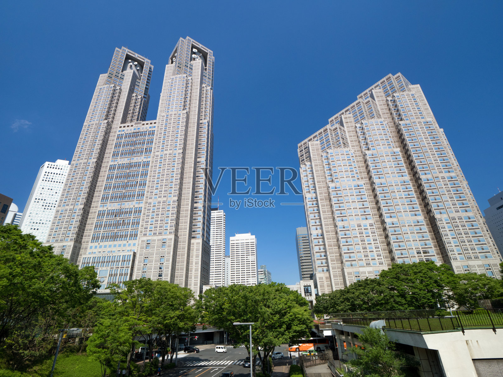 从新宿中央公园看东京都政府大楼照片摄影图片