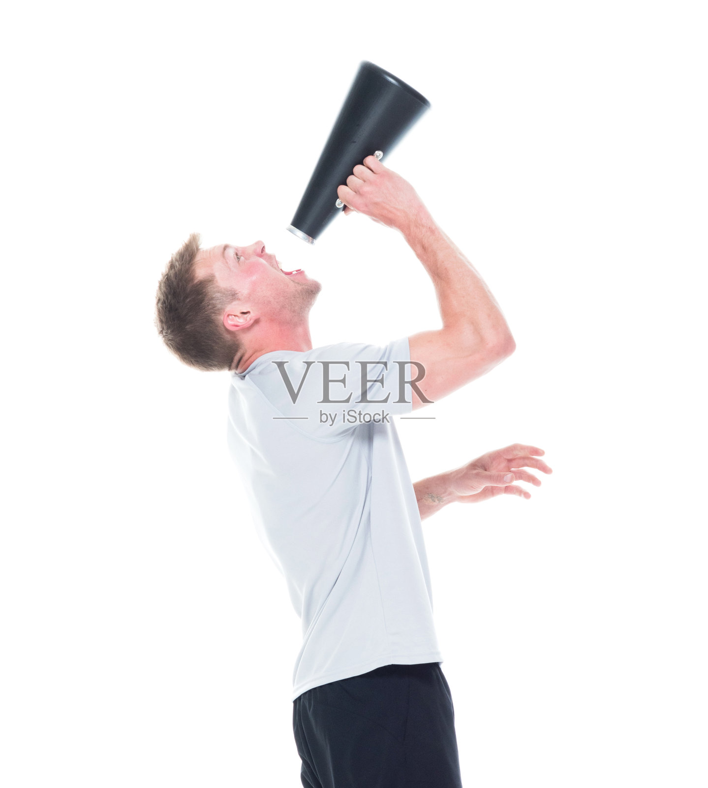 有吸引力的男子在运动服装使用一个小的扩音器照片摄影图片