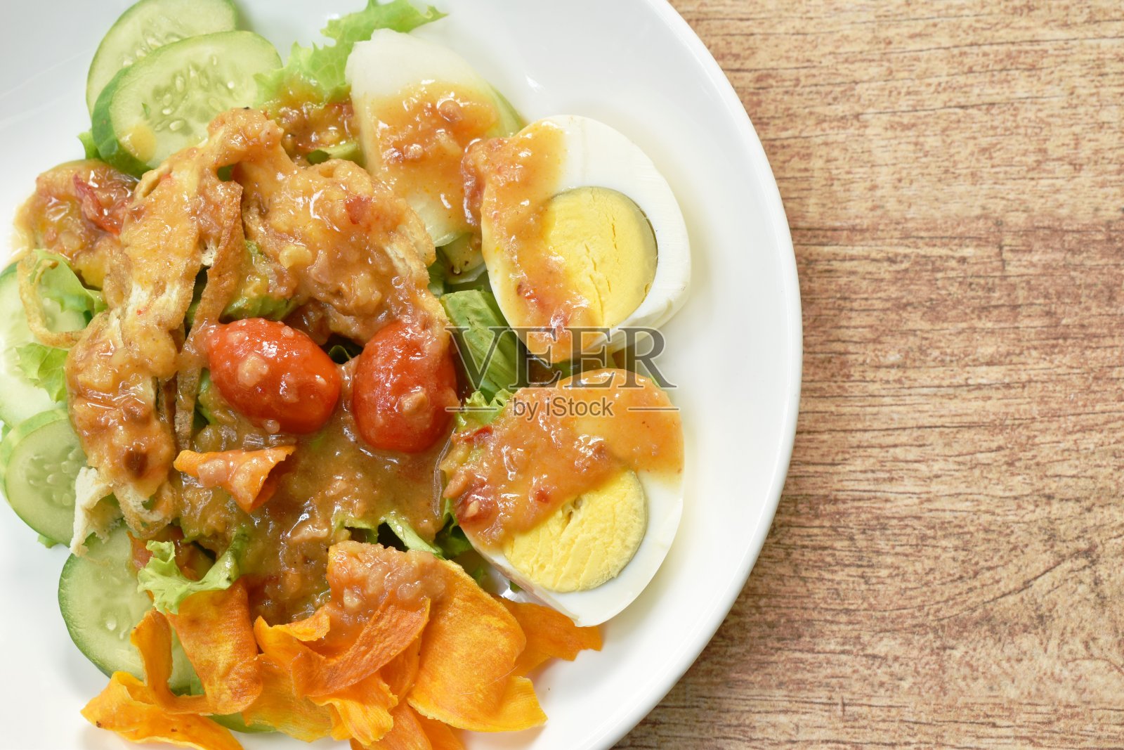 伊斯兰沙拉蔬菜和煮蛋浇香酥炸芋头酱甜酱清真食品照片摄影图片