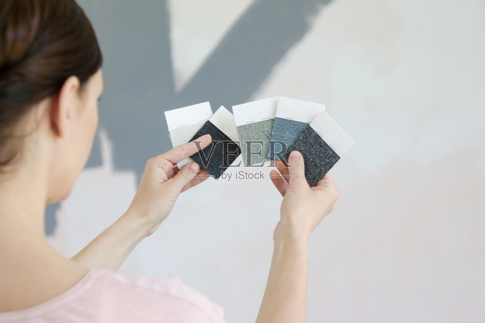 年轻女性为新家的墙壁选择了完美的灰色色调照片摄影图片