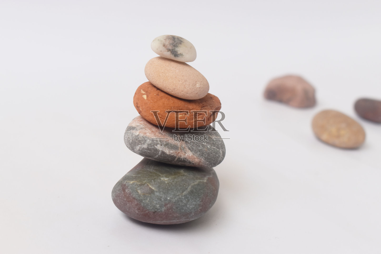 禅宗石头金字塔孤立在白色与模糊的背景照片摄影图片