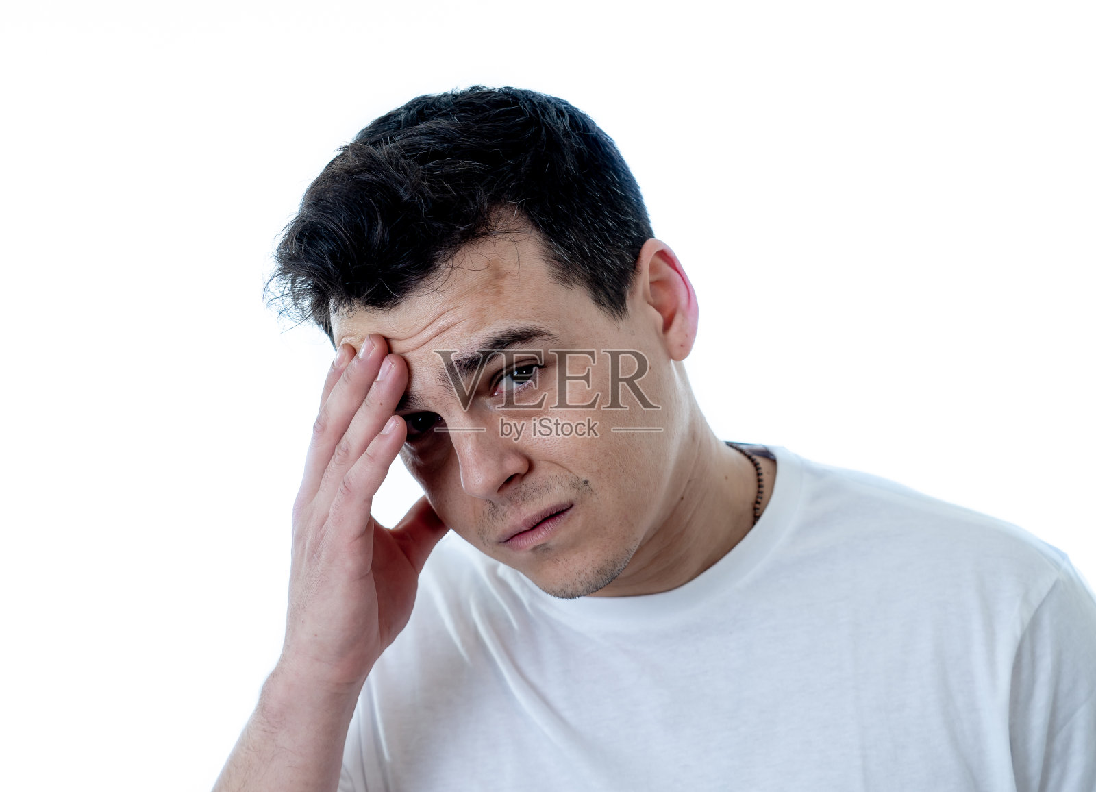 悲伤沮丧的男子特写：遭受抑郁，感到悲伤和情绪痛苦照片摄影图片