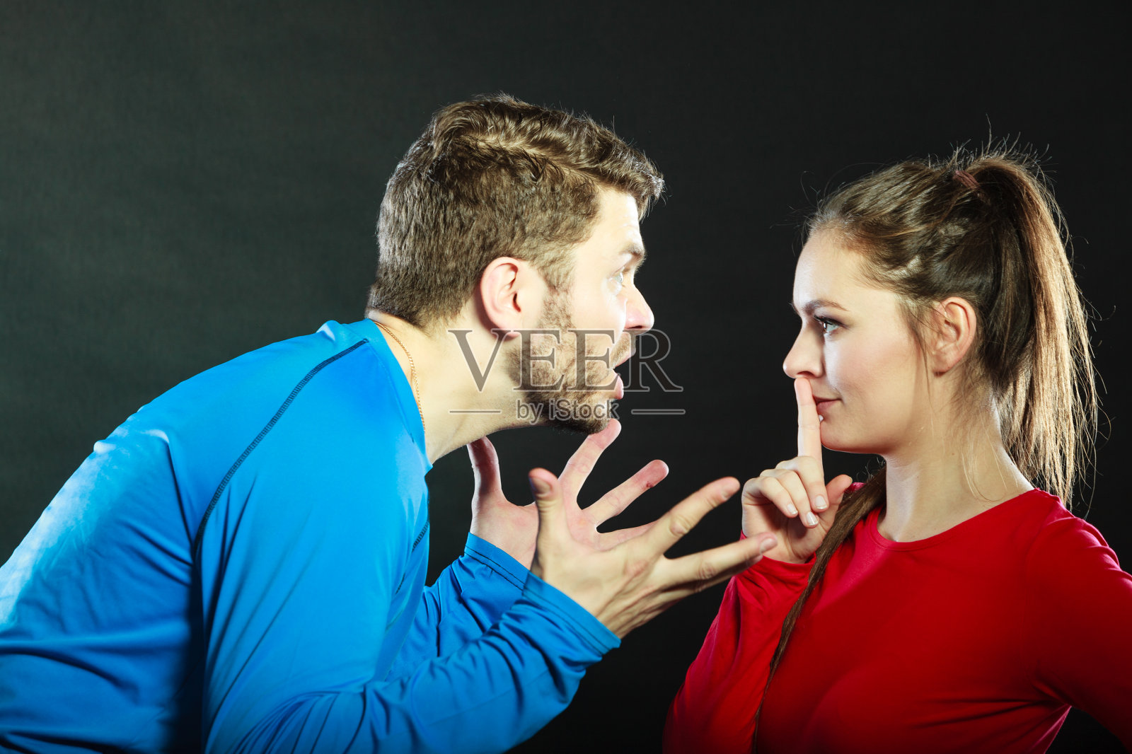 男人丈夫虐待女人妻子要求沉默。照片摄影图片