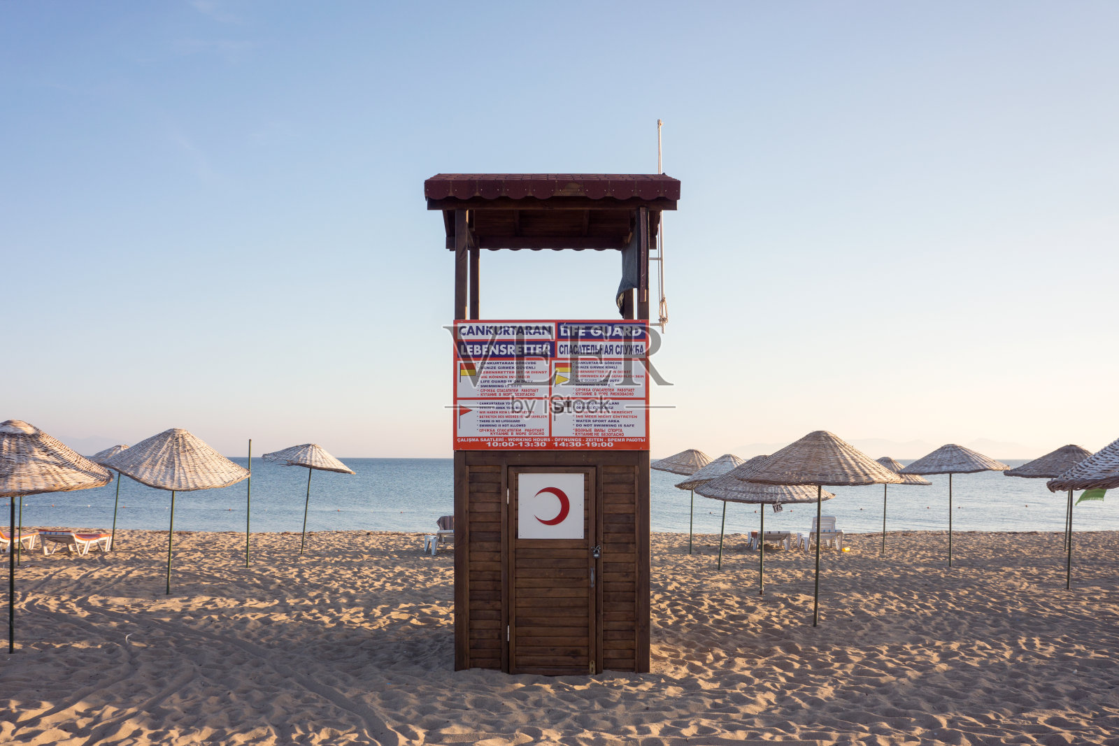 救生员小瞭望塔剪影黄昏，海滩，海景照片摄影图片