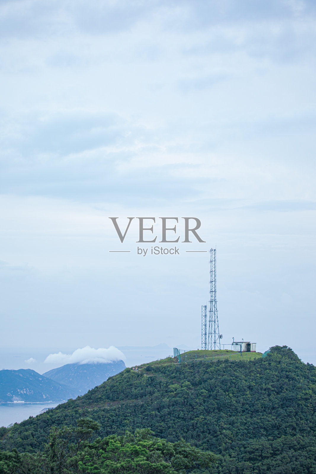 户外山顶上的天线塔照片摄影图片