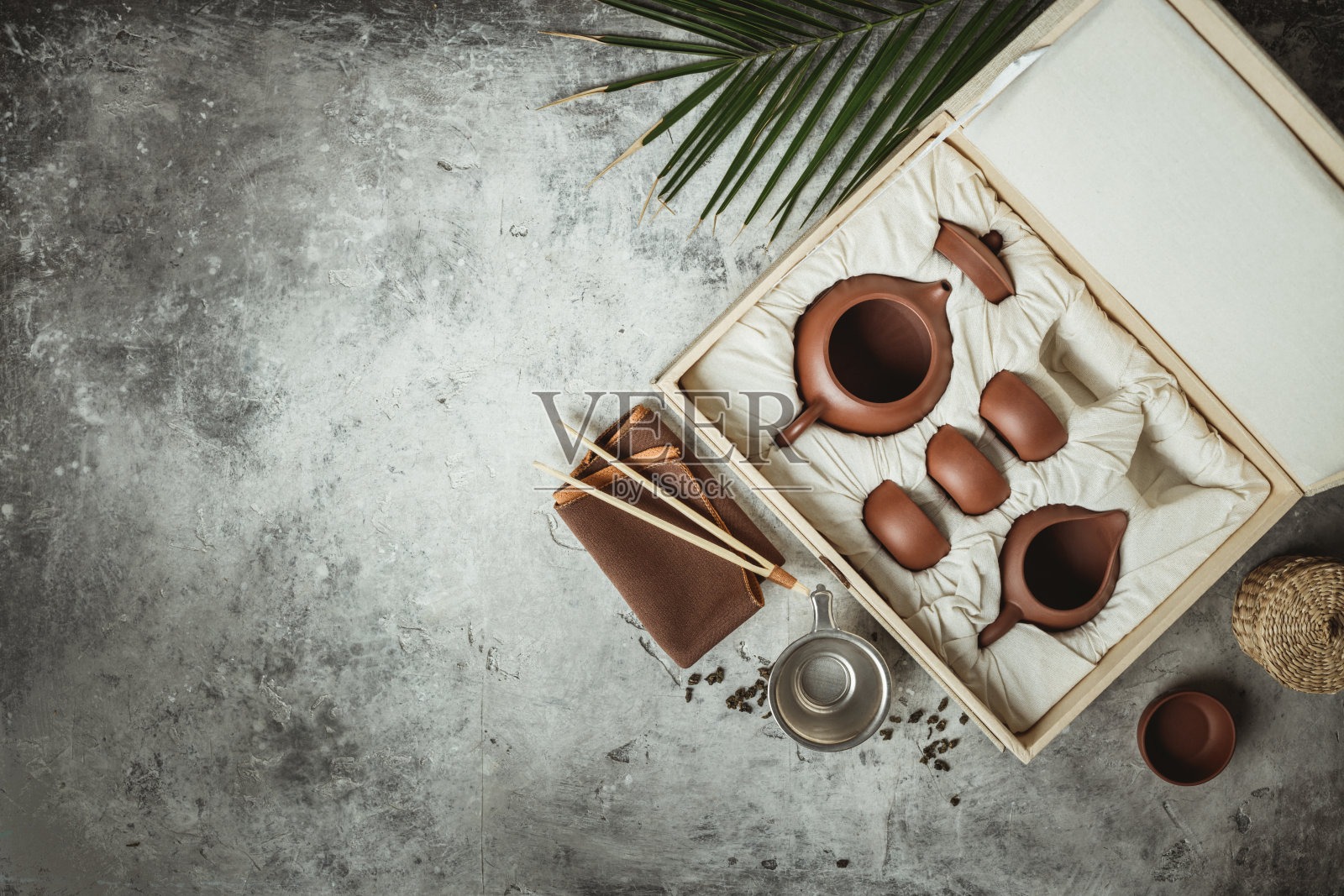 茶具在水泥背景的盒子里照片摄影图片