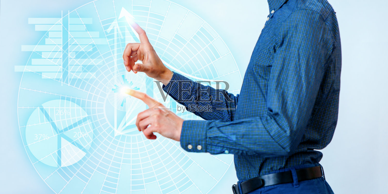 商人与虚拟屏幕互动，分析数据。带有创新图形界面的横幅。照片摄影图片