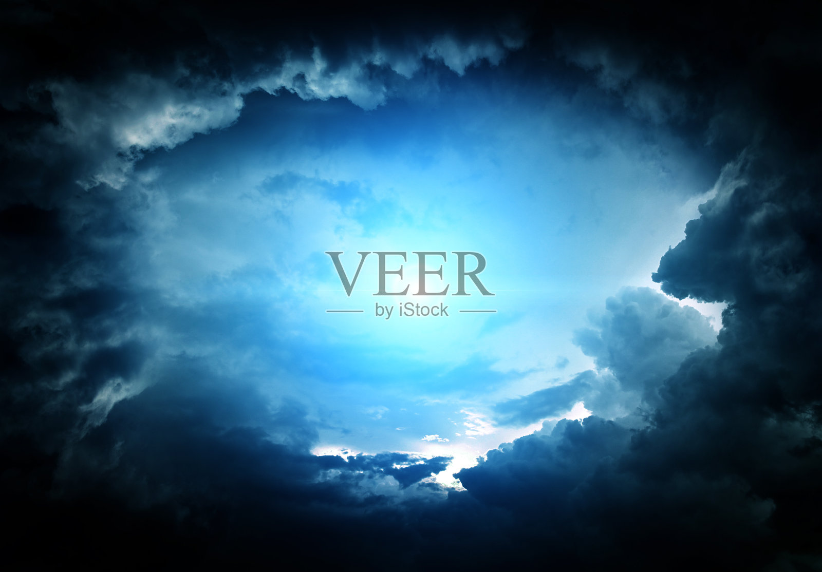 带灯的Cloudscape照片摄影图片