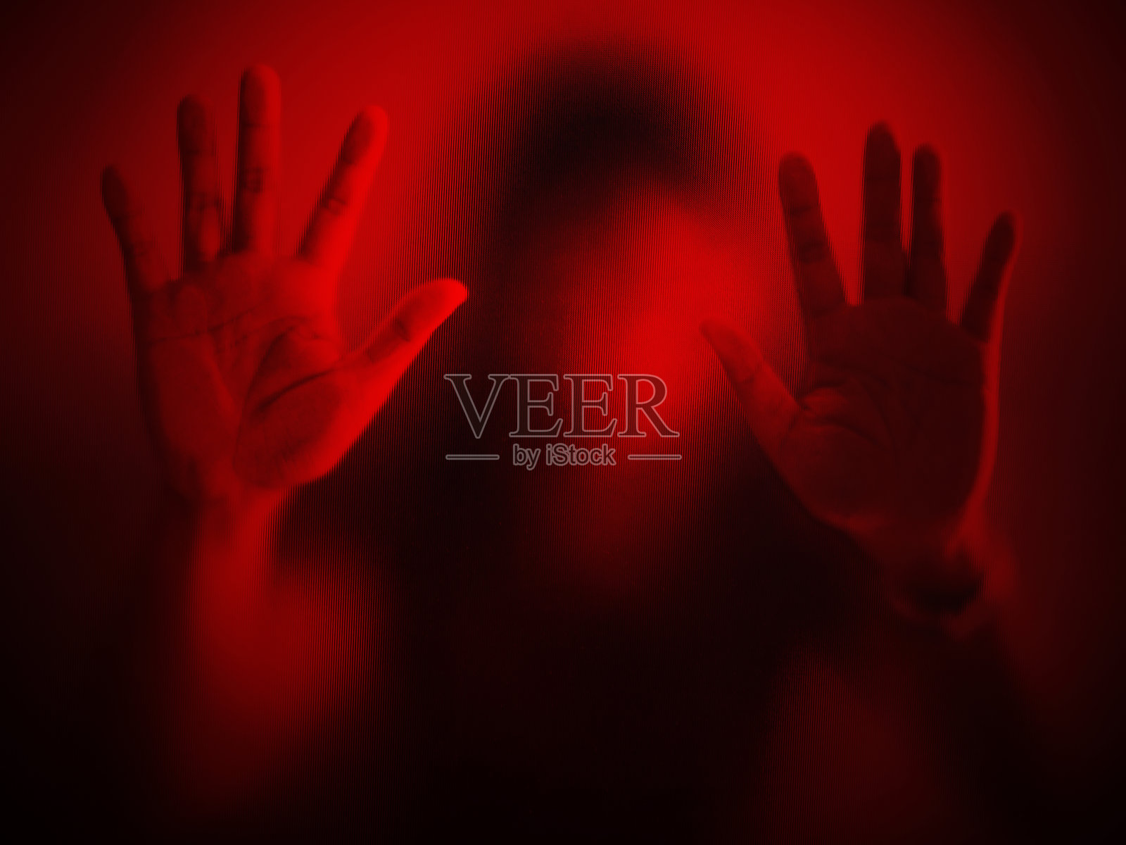 模糊的女人手后面的磨砂玻璃隐喻恐慌和消极的黑暗情绪照片摄影图片