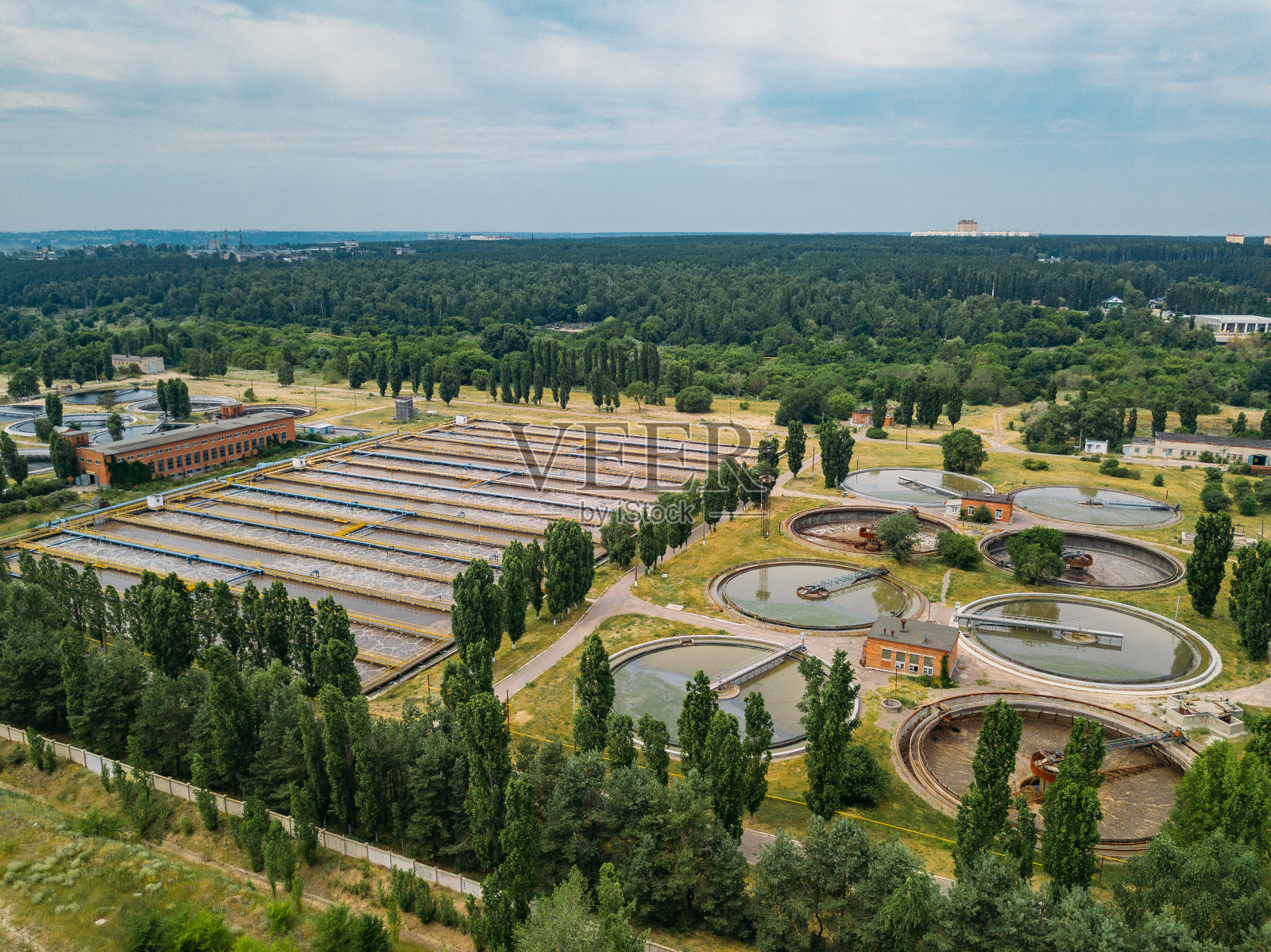 现代污水处理厂，无人机鸟瞰图照片摄影图片