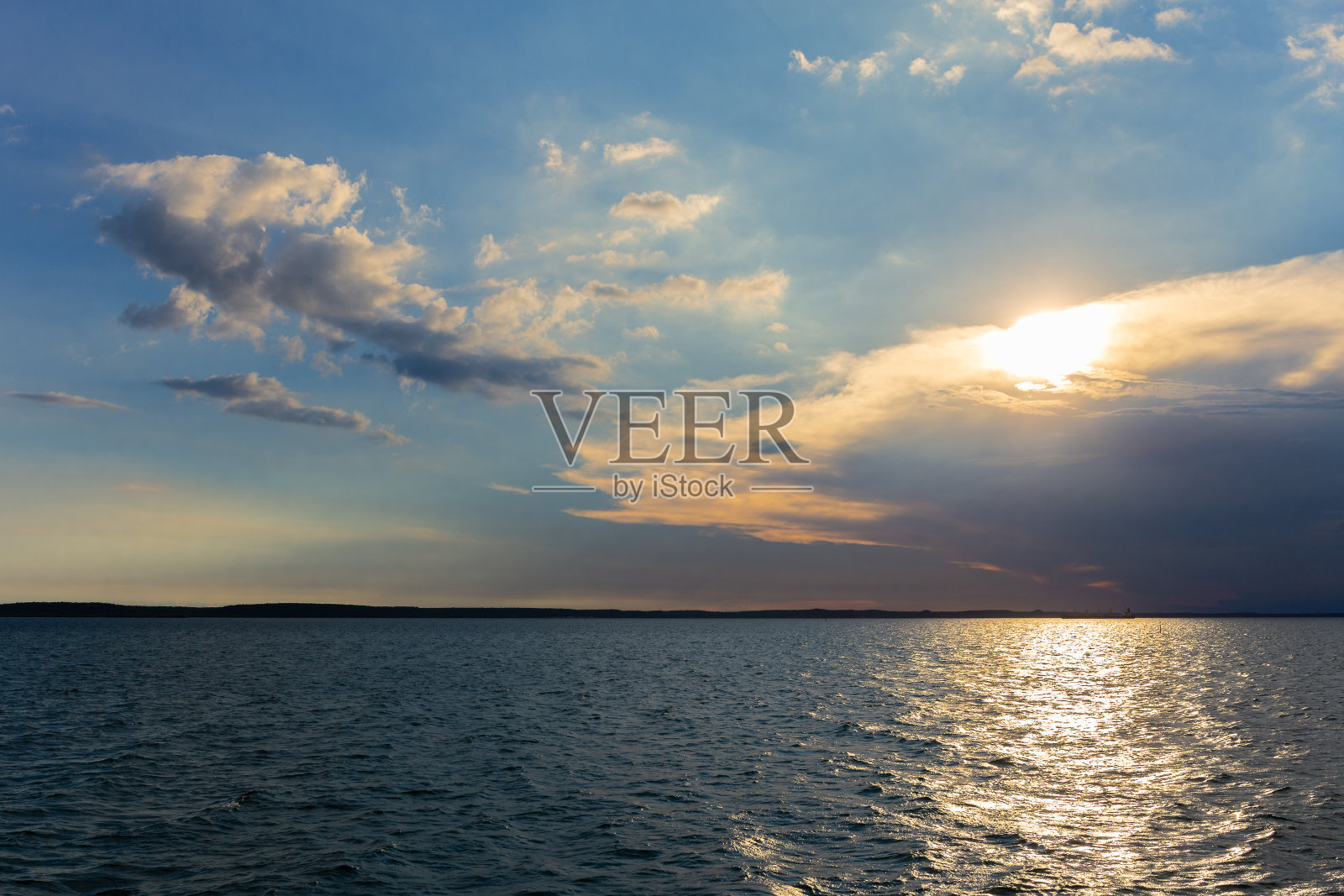 日落与云在海上照片摄影图片